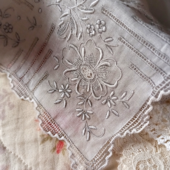 Four Vintage, Fine Bridal Elegant White Handkerchiefs! - Picture 14 of 15